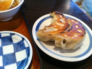 豚肉とザーサイの炒め餃子付きのギョウザ２個@一圓井の頭通り店