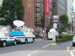 テレビ局の車も