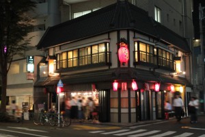 営業中の夜のいせや総本店