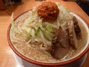 らーめん バリ男 吉祥寺店でラーメンと赤いやつ