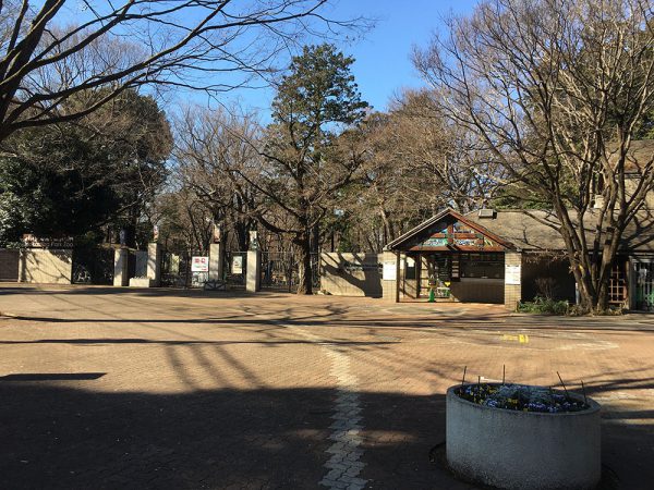 井の頭動物園入り口の広場